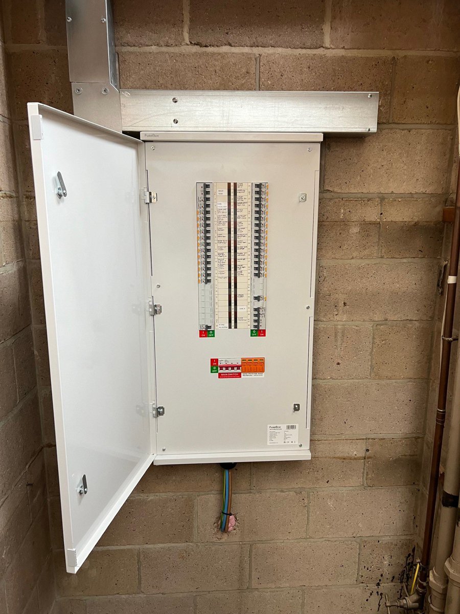 blandfordsllp's tweet image. Our first time using the @CPFuseBox three phase distribution board. Plenty of space and some great features to speed up installation. A full range of 10ka protection devices available #fusebox #distributionboard