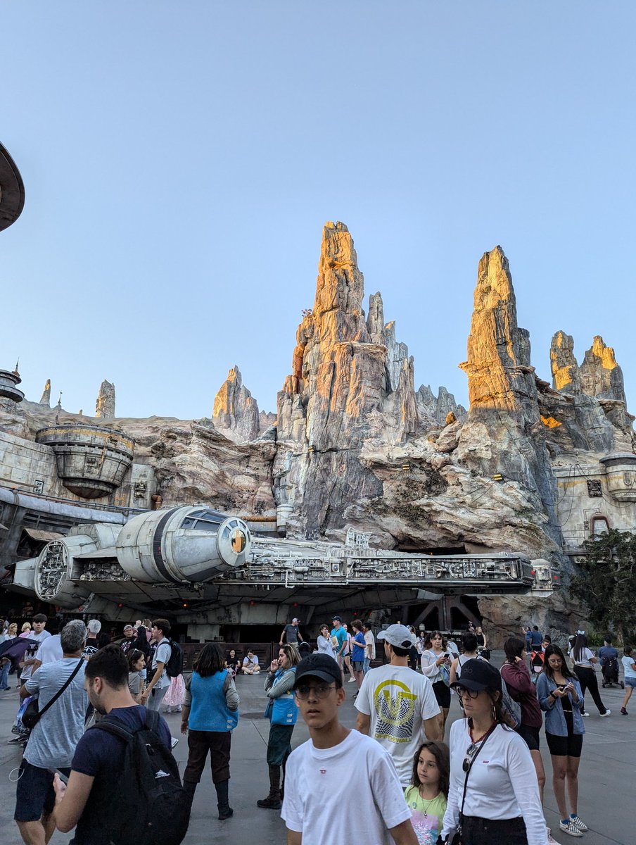 akacris's tweet photo. Honestly surprised by how much I enjoyed Disneyland 😂

Rise of the Resistance was worth the pila! Definitely a different experience from the usual theme park rides I've tried. https://t.co/zadXNhLnJO