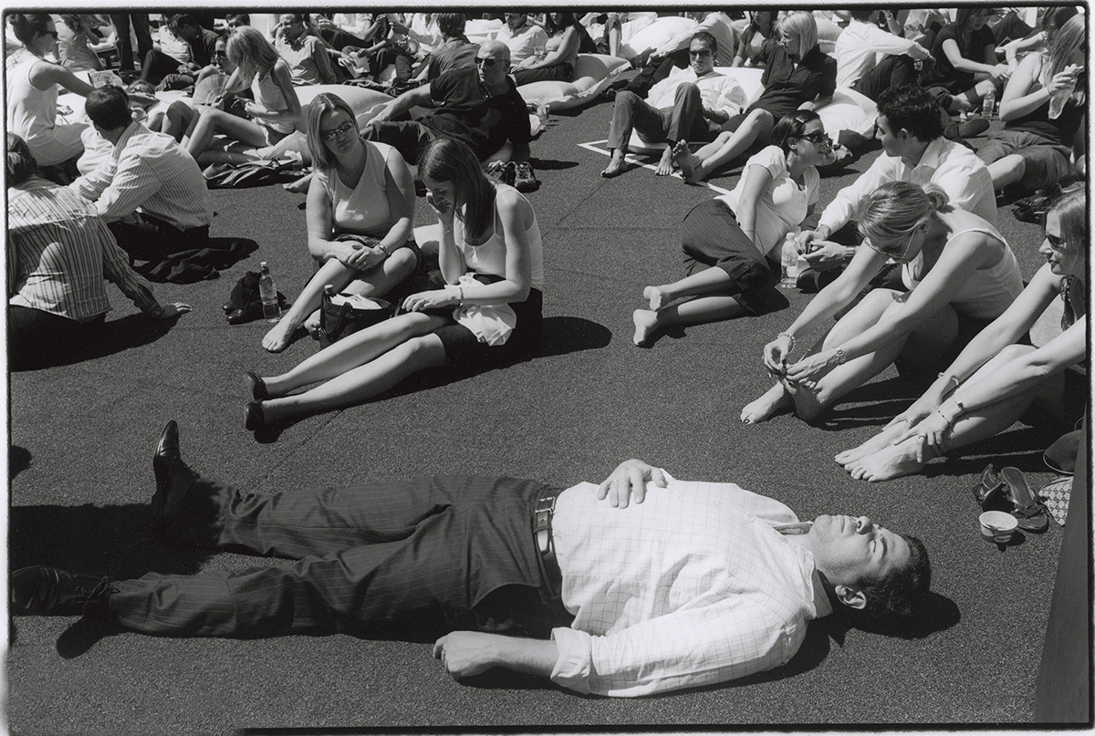 nicholas_sack's tweet photo. Figures in the city no. 264
Broadgate Circle, London, 2012
Silver gelatin print
#London #City #Broadgate #streetphotography #sunbathing #men #women #figures #blackandwhitephoto #monochrome #analogue #film #bnw #urbanlandscape #officeworkers #lunchtime #town #sunlight #summer https://t.co/cZeGBo4GzZ