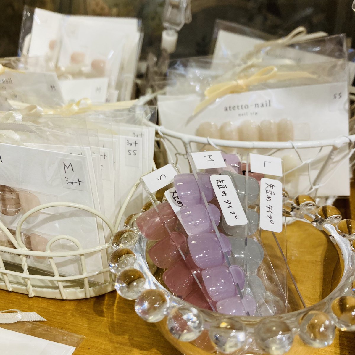 culier_sendai's tweet photo. なじみやすいカラーでおしゃれにつけれるatetto-nailさんのネイルチップ入荷しました☺️サイズサンプルもあるのでぜひおためしください💅お子様にもおすすめなショートタイプもすこしずつ増えています🎵
#クーリエ新作入荷
@AtettoNail https://t.co/8OIOkqM88Q