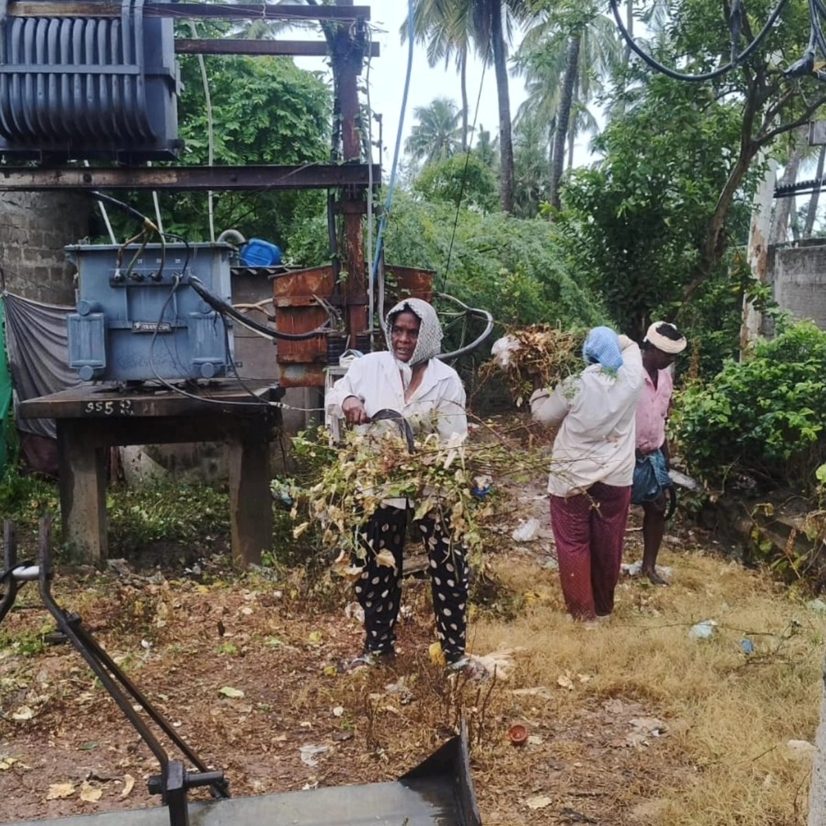 ap_epdcl's tweet photo. విద్యుత్ నిర్వహణ పనుల్లో
ఏపీఈపీడీసీఎల్ సిబ్బంది
#APEPDCL
#PowerLineMaintenance
#TreeCuttingForPowerLines
#ElectricityGridMaintenance
#UtilityTreeTrimming
#PowerOutageAlert
#TreePruningForSafety #InfrastructureMaintenanceWorks
#ElectricitySupplyMaintenance https://t.co/Pr1KS0sm3p