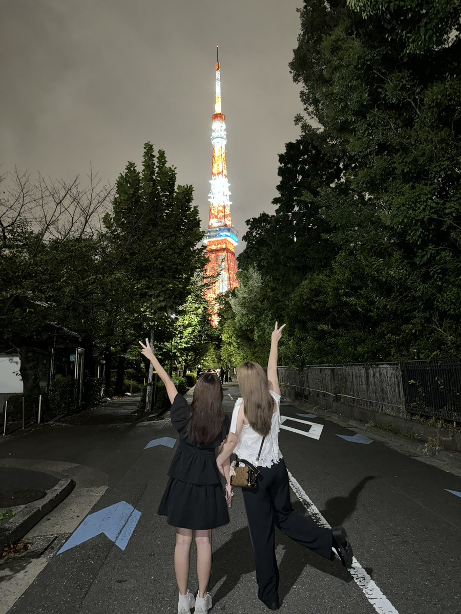 EmmerlyTan's tweet photo. GM 🗼 🇯🇵 

Can you guess which one is me? https://t.co/R94j7fdeoO