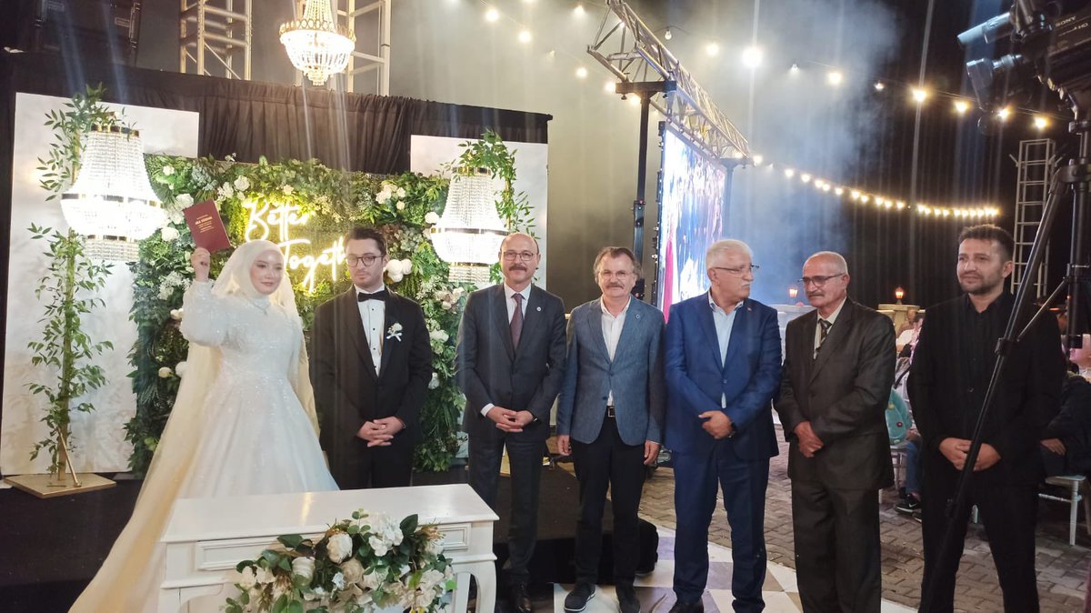 TalipGeylan06's tweet photo. İLKSAN Yönetim Kurulu Üyesi Hüseyin Torun’un kıymetli evladının düğün törenine katılarak mutluluklarına şahitlik ettik.
Genç kardeşlerime iki cihan saadeti diliyorum. https://t.co/vQ4uVNsTmg