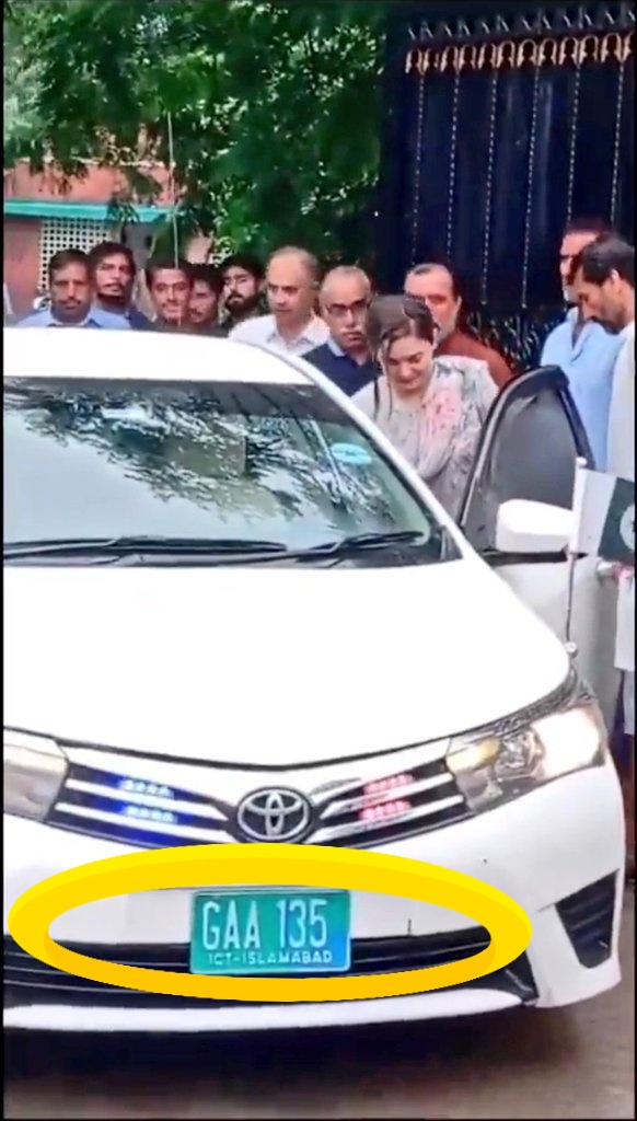 oneinvisible_'s tweet photo. @MadihaShahAdv جب سرکاری پروٹوکول دیا جا ��کتا ہے تو سیلفی کیوں نہیں لی جا سکتی؟
ہم ابھی ""Civilized " کے نام سے بھی کوسوں دور ہیں۔ اس پر عمل کرنے کا تو سوچیں بھی مت۔
ہم دوسروں کو کیا "شعور" دیں گے جب اپنے "شعور" کا یہ عالم ہے۔ https://t.co/a1BZdjG3z8