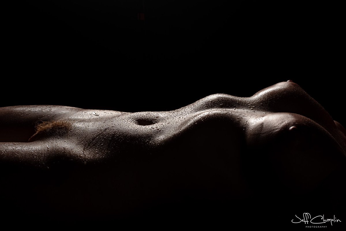 JeffChaplin's tweet photo. The curves from a #bodyscape shoot, oil and water droplets on @missdaphnered https://t.co/F8ox8sskSg