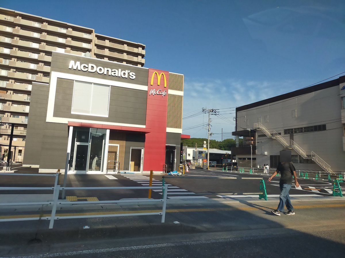kuramoto_kk's tweet photo. マクドナルド和白店（1月に閉店して解体して建て直し）が昨日8/29の10:00にオープン予定やったけど、結局予定通りに開店したんかな？
モバイルオーダー受付停止中ってことはいま現在は開いてなさそう
※1,2枚目は8/17撮影
https://t.co/pcAYWKNqCx https://t.co/QnxqIQ4fHC