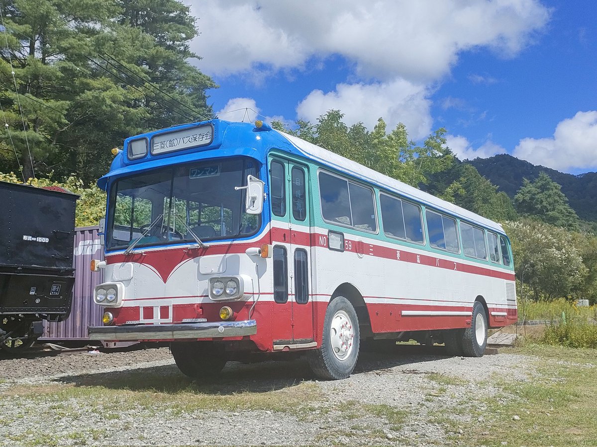 48_6812's tweet photo. 北海道なう。手入れされた古いバス。 https://t.co/mjZAiq3pZr
