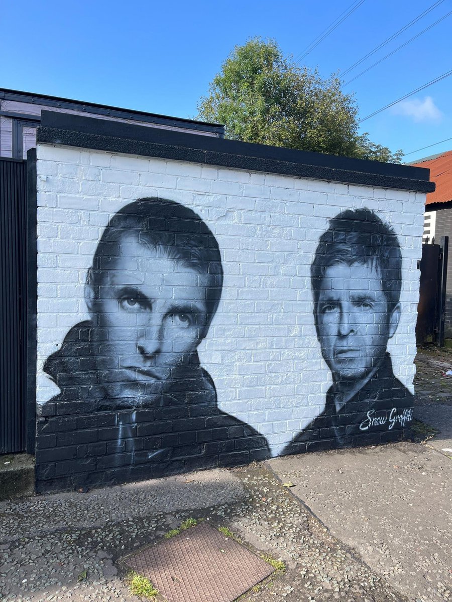 liamgfansclub's tweet photo. A new Oasis mural has appeared in Greater Manchester, celebrating the band announcing their reunion ♥️

📸 Snow Graffiti https://t.co/G8oFy6QzBT