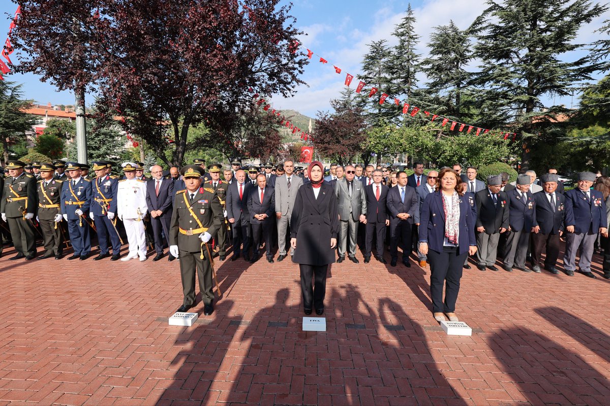 AfyonValiligi's tweet photo. 30 Ağustos Zafer Bayramı kutlamaları kapsamında düzenlenen törende, Valimiz Doç. Dr. Kübra Güran Yiğitbaşı ve protokol üyelerinin katılımıyla Kocatepe Parkı’nda bulunan Atatürk Anıtına çelenk sunuldu. https://t.co/B6ddOBmLw2