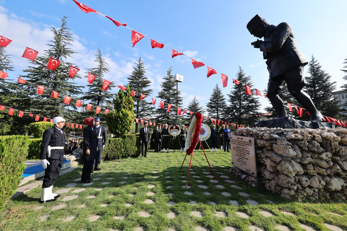 AfyonValiligi's tweet photo. 30 Ağustos Zafer Bayramı kutlamaları kapsamında düzenlenen törende, Valimiz Doç. Dr. Kübra Güran Yiğitbaşı ve protokol üyelerinin katılımıyla Kocatepe Parkı’nda bulunan Atatürk Anıtına çelenk sunuldu. https://t.co/B6ddOBmLw2