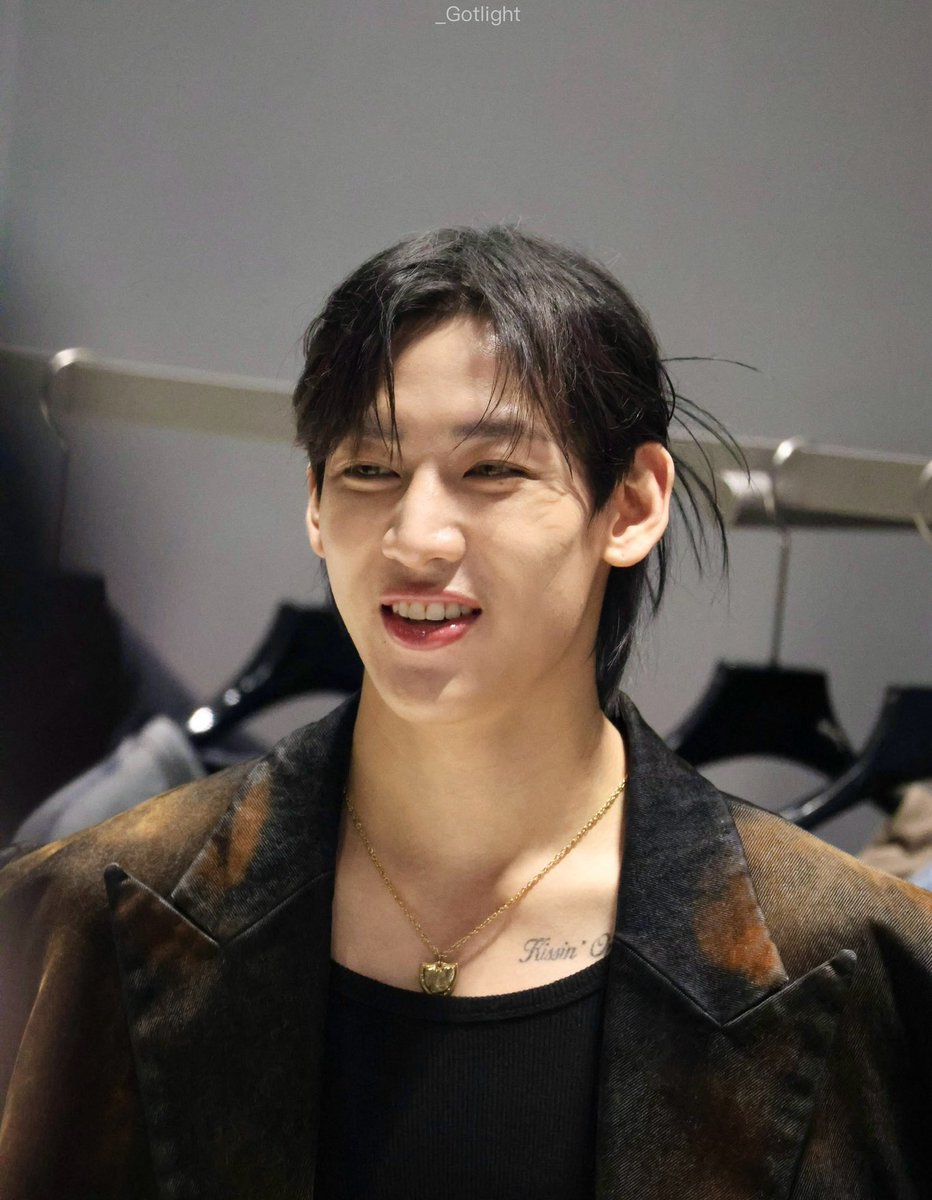 bambibammi's tweet photo. BAMBAM JUUN.J IN SHANGHAI 
#BAMBAMxJUUNJ

▪️ PORTRAIT REPORT
Logo Emblem Chain Necklace Vintage Gold (₩199,000)

©️ Gotlight 
#bambamcloset
#PORTRAITREPORT #포트레이트리포트 
@BamBam1A #BAMBAM #뱀뱀 https://t.co/CQYNFfyeQb