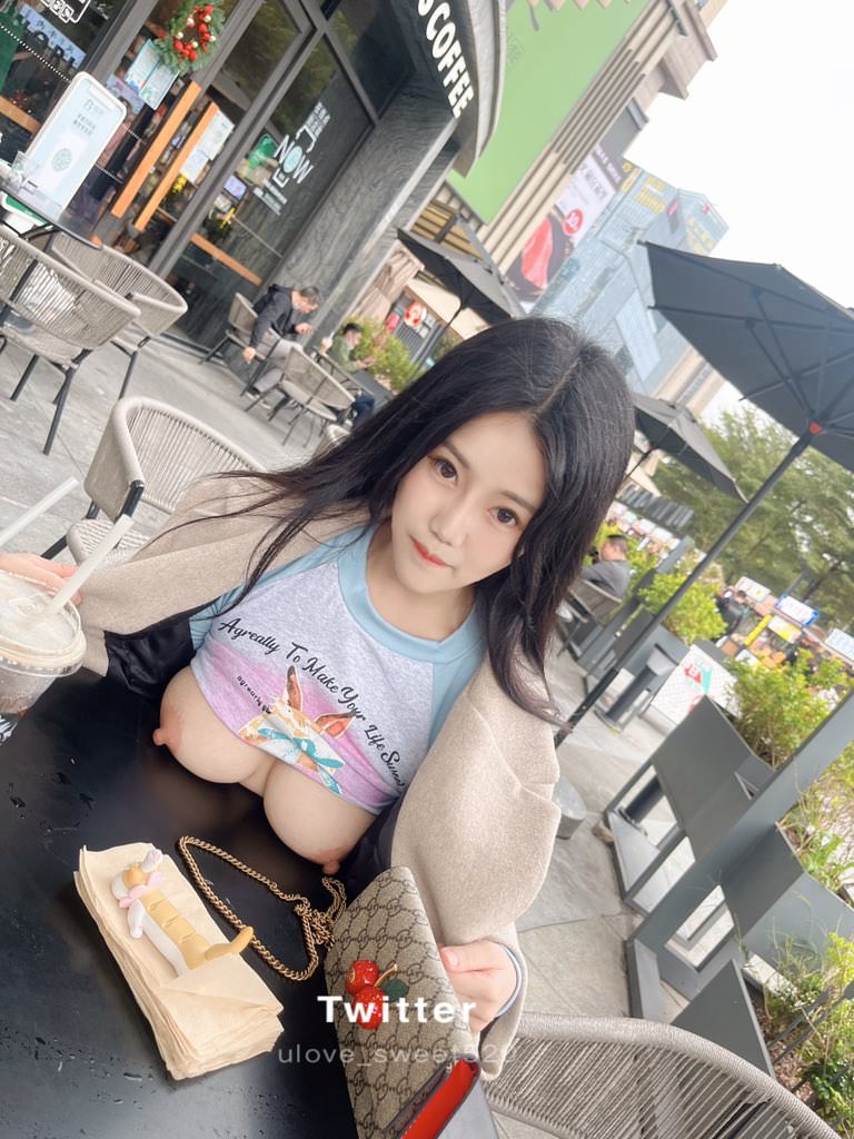 有点累，休息一下吧
#人前露出 #骚逼 #贱货 #反差 #露出 #母畜 #女神 #巨乳 https://t.co/kHgfpjtkYX