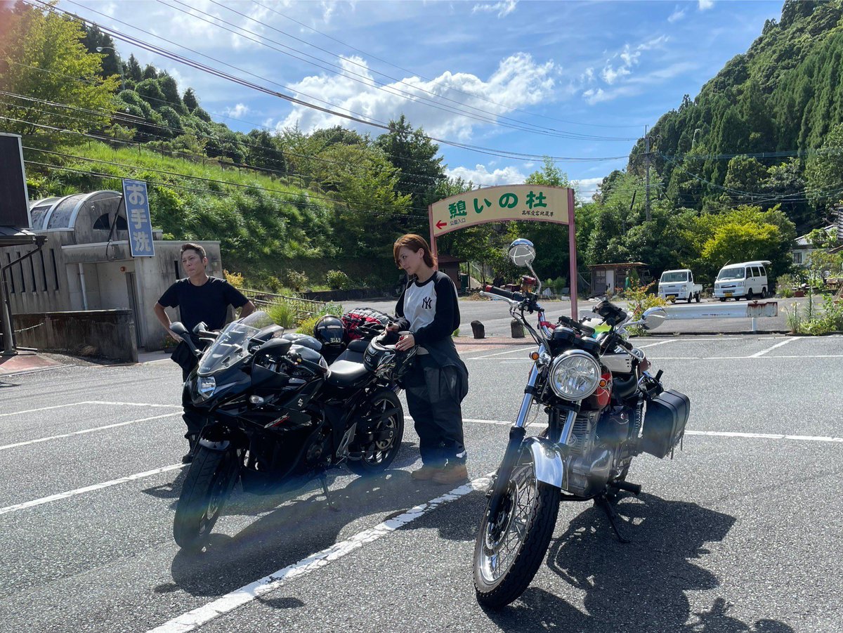 LS_Hayabusa's tweet photo. 今月2回目の愛媛弾丸！今回はレイの納車の為に行きました。皆疲れて顔がやばい！w
真ん中奥がBVCバイクセンター四国のこだまさんです。最高のバイク屋とスタッフ😁

免許取り立てのレイとポンコツセナを無事に生還させる事が出来たのでそれが一番良かったです！ https://t.co/Mg1TTImUIa