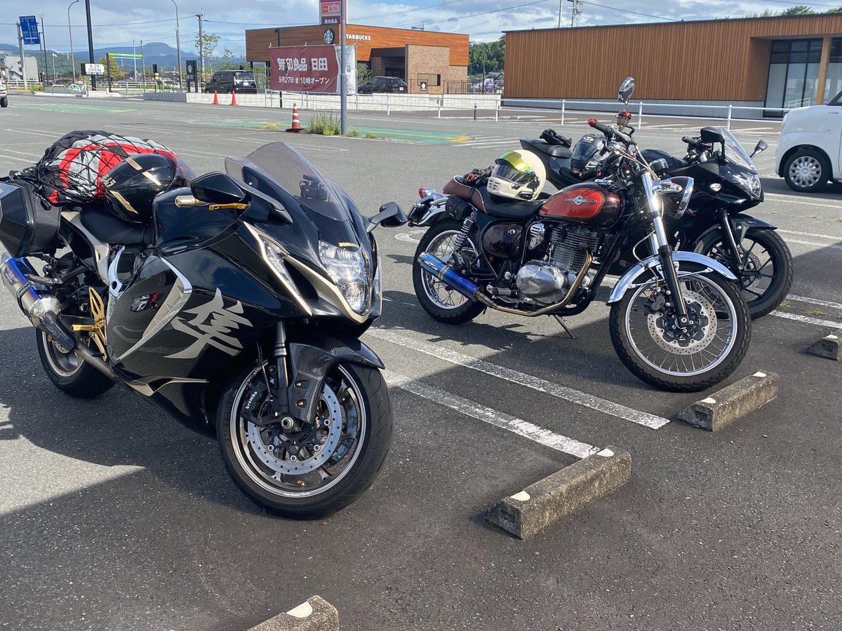 LS_Hayabusa's tweet photo. 今月2回目の愛媛弾丸！今回はレイの納車の為に行きました。皆疲れて顔がやばい！w
真ん中奥がBVCバイクセンター四国のこだまさんです。最高のバイク屋とスタッフ😁

免許取り立てのレイとポンコツセナを無事に生還させる事が出来たのでそれが一番良かったです！ https://t.co/Mg1TTImUIa