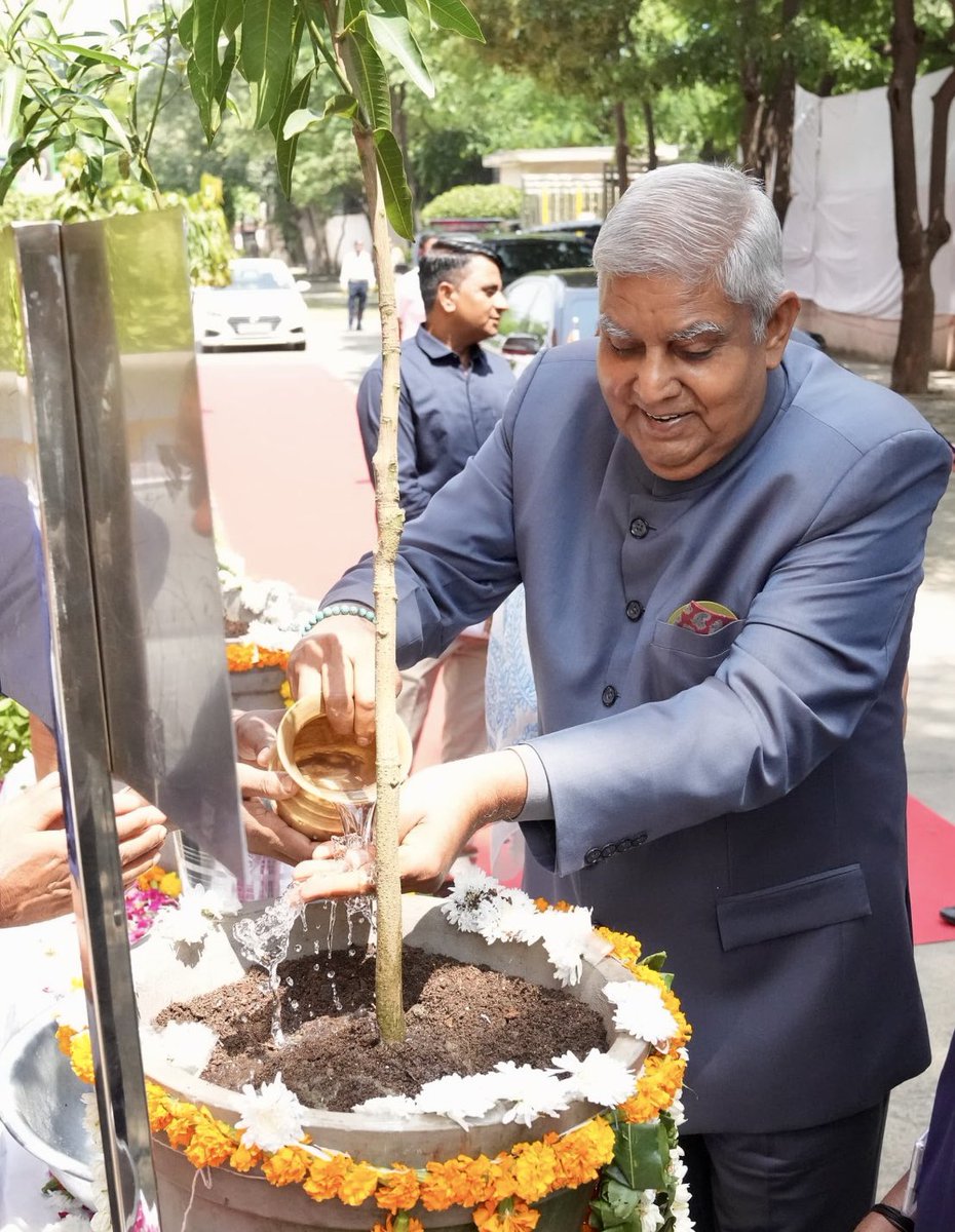 VPIndia's tweet photo. Hon’ble Vice-President, Shri Jagdeep Dhankhar planted a sapling in the honour of his mother, late Smt. Kesari Devi at the premises of Bharati College, University of Delhi today. #EkPedMaaKeNaam @Bharati_College @UnivofDelhi https://t.co/Z1rReNKW1w