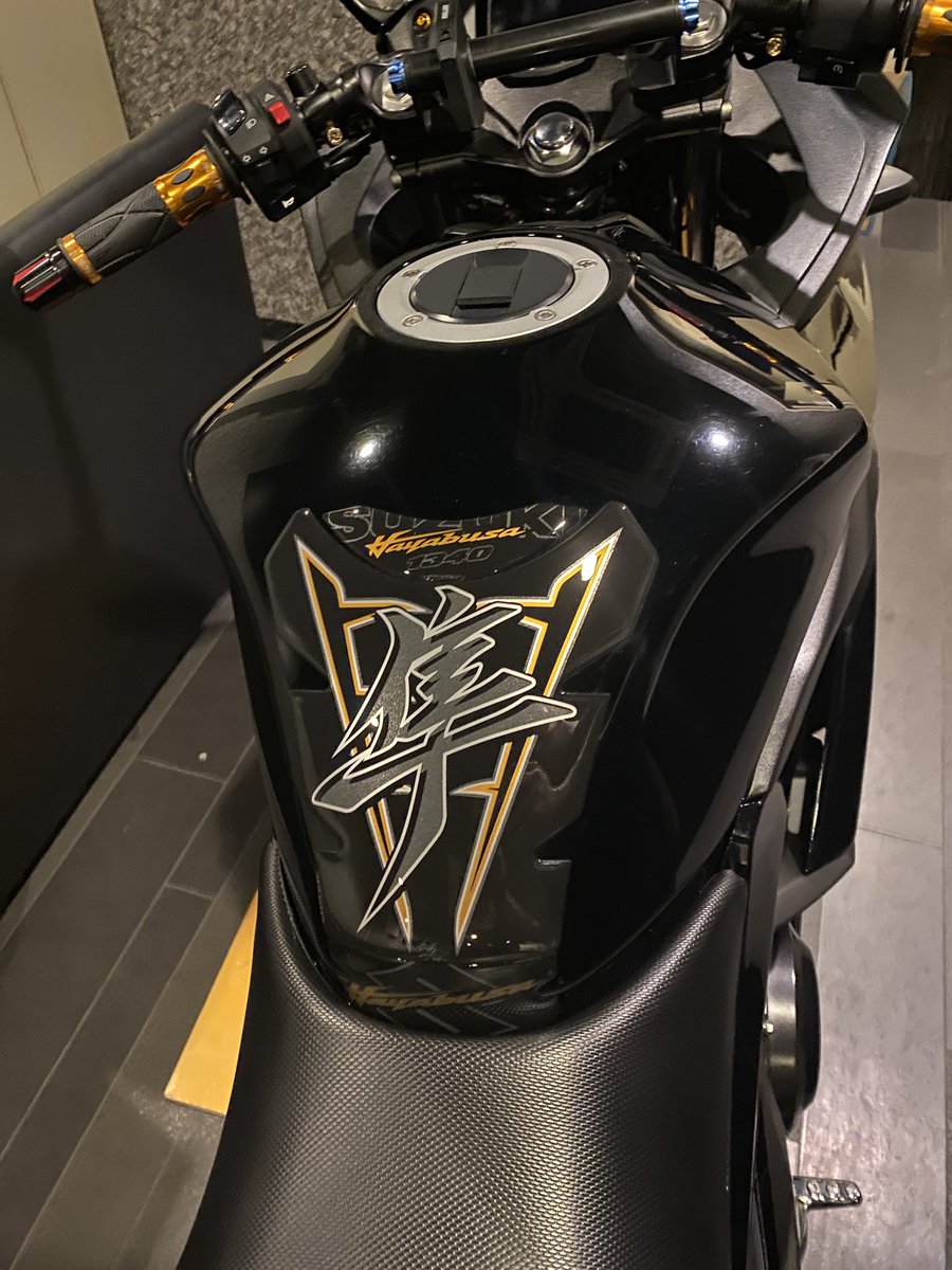 LS_Hayabusa's tweet photo. ちなみに私は愛媛から帰宅してそのまま3台洗車、GSX250RのUSBやらタンクパッドやらグリップやらつけてました。
3日で4時間くらいしか寝てない、、、。
タンクパッドは私が持っていた予備をペタり。チビブサになりました笑 https://t.co/BlFeWapP8a