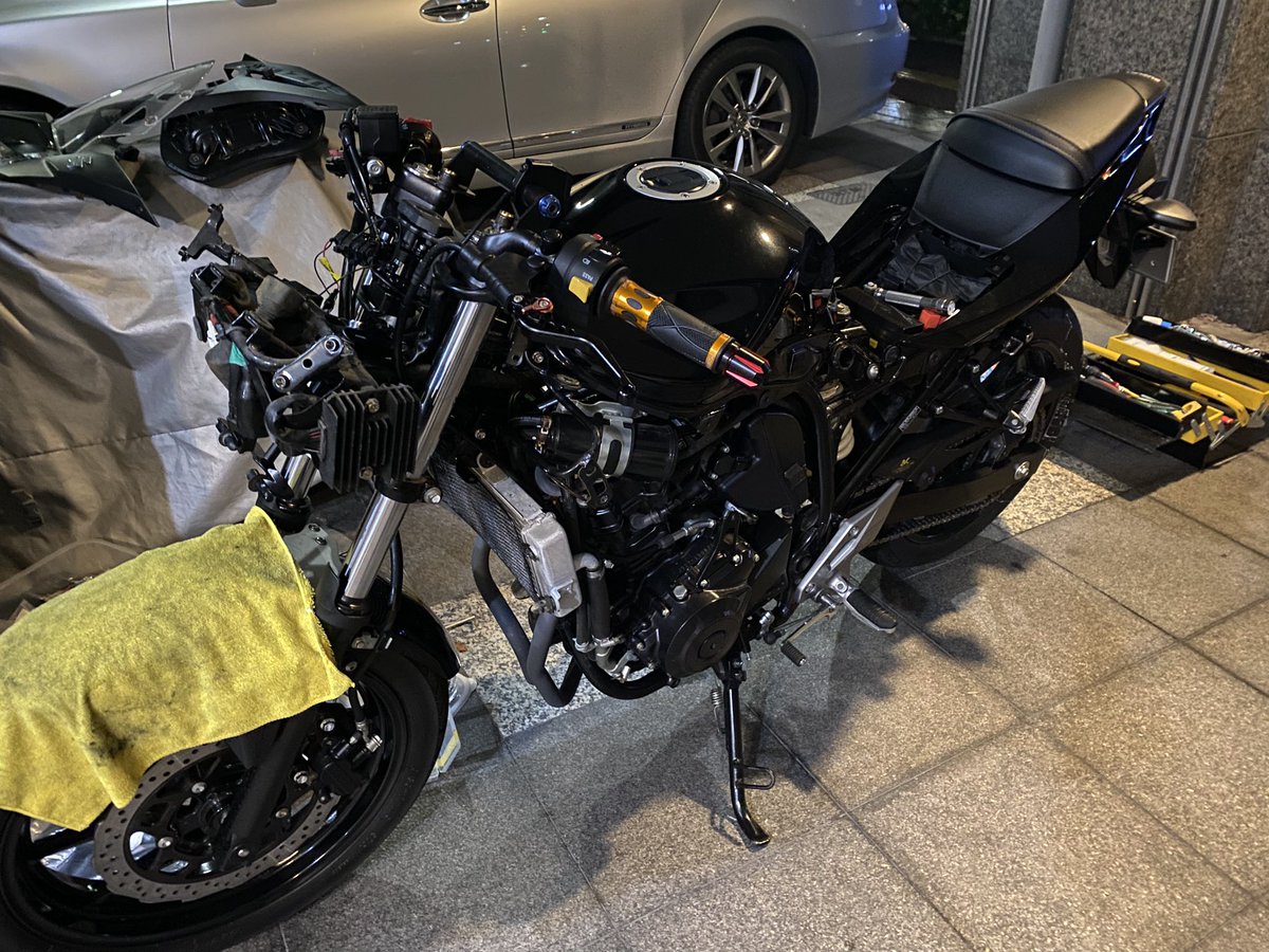 LS_Hayabusa's tweet photo. ちなみに私は愛媛から帰宅してそのまま3台洗車、GSX250RのUSBやらタンクパッドやらグリップやらつけてました。
3日で4時間くらいしか寝てない、、、。
タンクパッドは私が持っていた予備をペタり。チビブサになりました笑 https://t.co/BlFeWapP8a