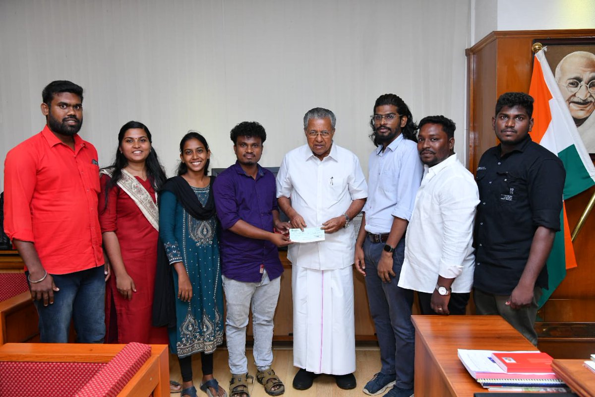 Mirdhula7's tweet photo. கேரள மாநிலம் வயநாடு நிலச்சரிவில் பாதிக்கப்பட்ட மக்களுக்கு உதவிடும் வகையில் @TamilnaduSfi சார்பில் கேரள முதல்வர் தோழர் @pinarayivijayan அவர்களை நேரில் சந்தித்து முதலமைச்சர் நிவாரண நிதிக்கு ரூபாய் 1,00,000 காசோலை வழங்கப்பட்டது. 
#WayandLandSlide https://t.co/dDv3Hk8QiS