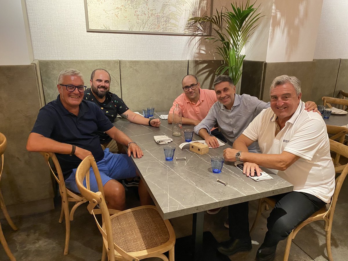 Amigos, Hércules y O de Oliver. Qué más se puede pedir. Una noche maravillosa. Por cierto, id felicitando a <a href="/piratarojo54/">Pirata Rojo</a> qué hoy cumple 70 tacos. Menudo fenómeno!!!