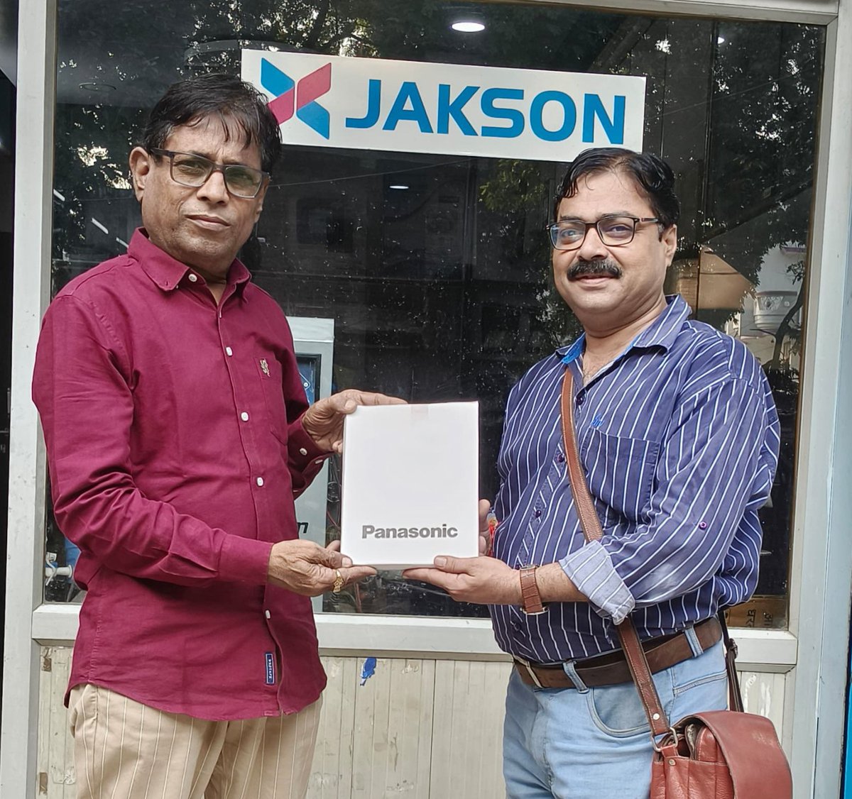 MANISHSINGHSENG's tweet image. अंतरराष्ट्रीय ब्रांड पैनासोनिक सोलर के चैनल पार्टनर राजेश द्विवेदी भाईसाब द्वारा अपने शोरूम पर मुझे इस सम्मान के लिए हृदय से आभार। उन्नाव में जल्द शुरू होंगी सेवाएं। #solar #solarsystem #channelpartner #kanpur #Unnao #honour #welcome