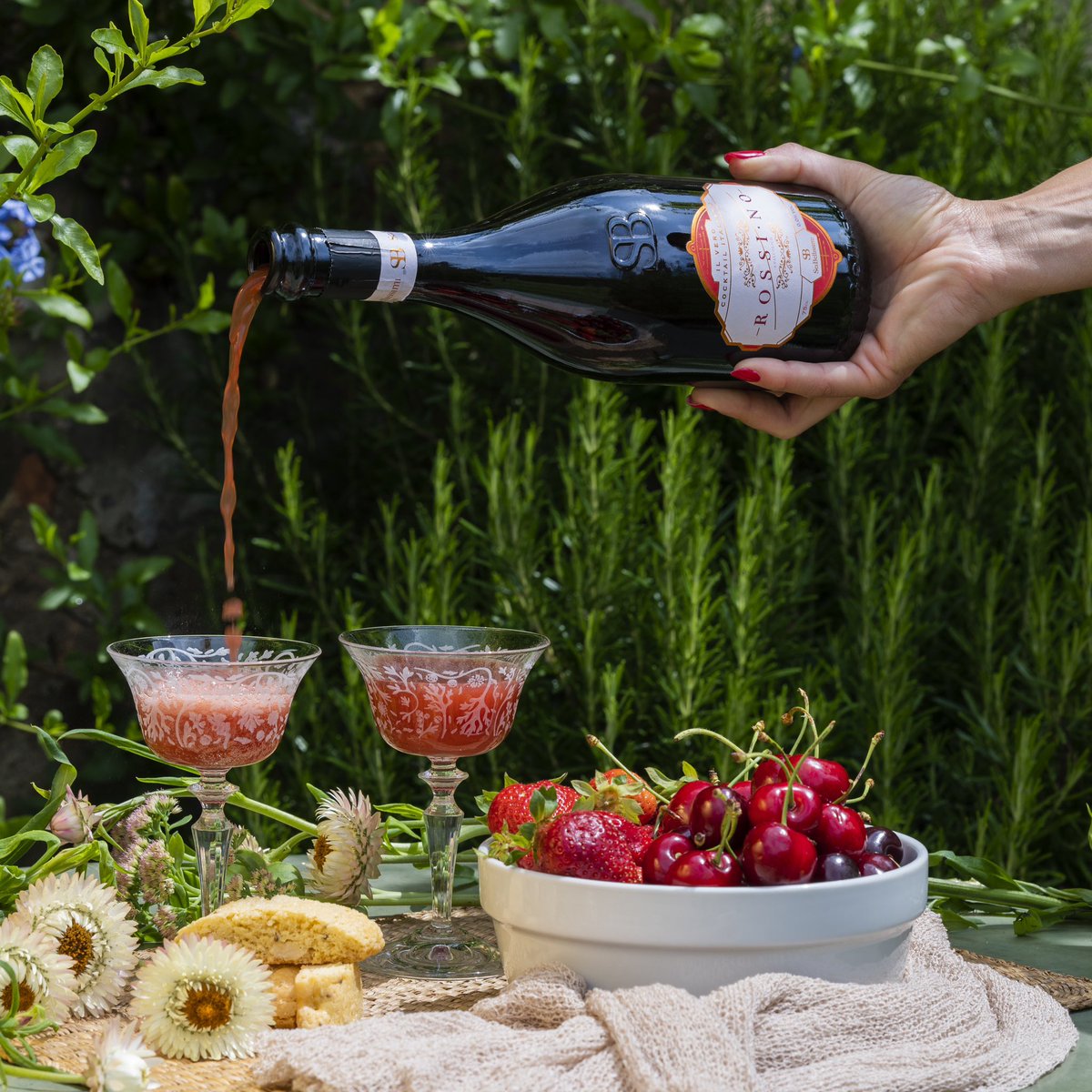sei_bellissimi's tweet photo. Add a touch of red to your day with the perfect summer  mocktail: the RossiNO 🍓✨
It’s not just a drink - it’s a vibe! Whether you’re lounging by the pool, having picnic with friends or just want to elevate your evening, our RossiNo brings a burst of color to every moment https://t.co/kHCvZMY3LL