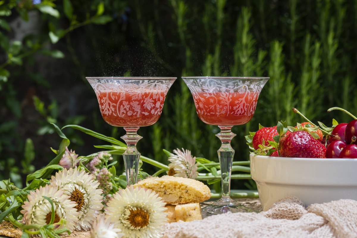 sei_bellissimi's tweet photo. Add a touch of red to your day with the perfect summer  mocktail: the RossiNO 🍓✨
It’s not just a drink - it’s a vibe! Whether you’re lounging by the pool, having picnic with friends or just want to elevate your evening, our RossiNo brings a burst of color to every moment https://t.co/kHCvZMY3LL