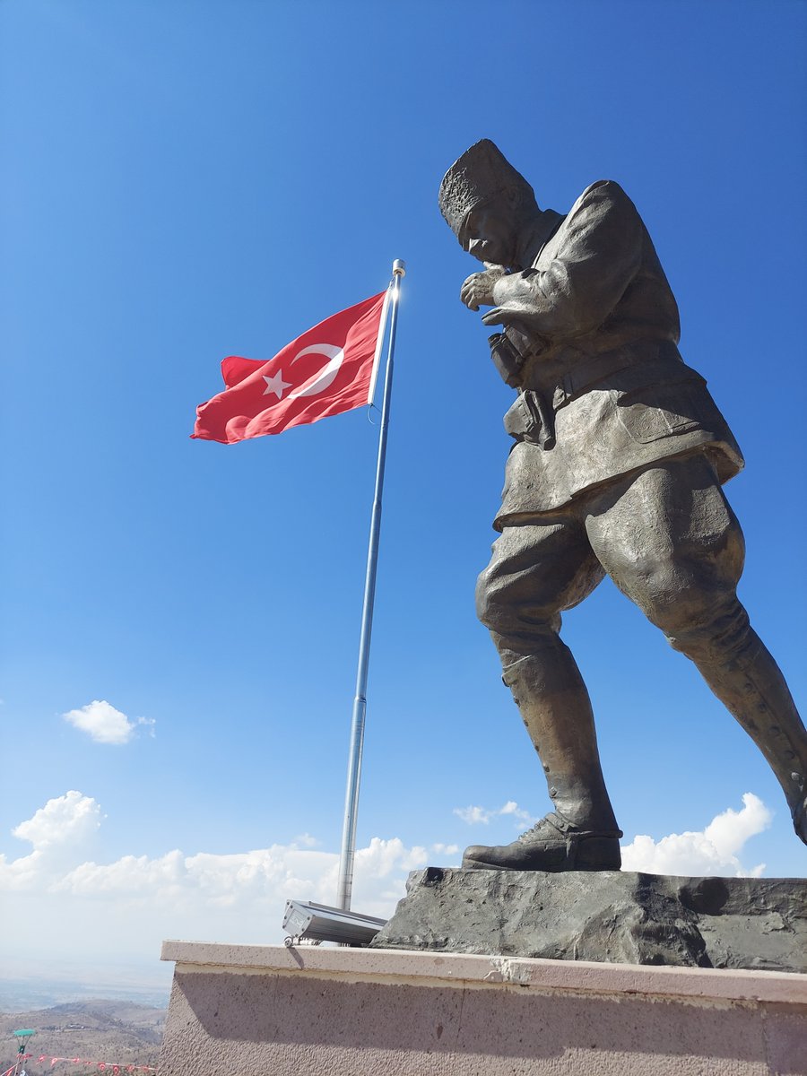 "Sarışın bir kurda benziyordu. 
Ve mavi gözleri çakmak çakmaktı. 
Yürüdü uçurumun başına kadar, eğildi durdu. 
Bıraksalar 
İnce uzun bacakları üstünde yaylanarak ve karanlıkta akan bir yıldız gibi kayarak 
Kocatepe'den Afyon ovasına atlayacaktı." #30AgustosZaferBayramı