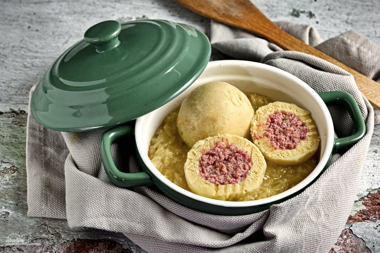 Wurst verschiedenster Art gehüllt in einem fluffigen Teig aus Kartoffel. Wurstreste, Bratenreste, Schinken, Suppenfleisch, alles kann verarbeitet werden. Die Methode ist immer die gleiche. 

#kochen #rezept #knödel #wurst