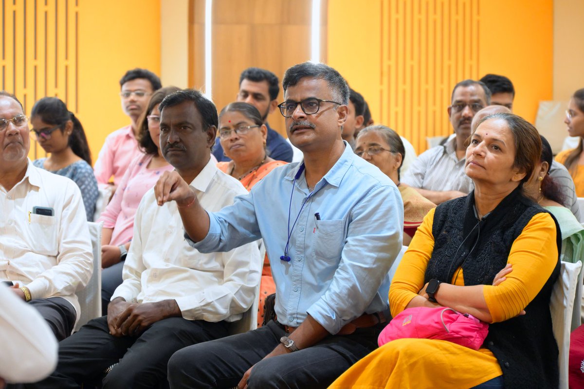 पुराने विद्यार्थी परिषद के कार्यकर्ताओं से मिलना हमेशा आनंद का विषय होता है। इन मुलाकातों में पुराने दिन याद आते हैं कि उन दिनों कैसे हम आंदोलन करते थे, कैसे रातों को जागकर वॉल राइटिंग करते और पोस्टर लगाते थे। इन कामों के साथ देशहित के आंदोलनों में विद्यार्थी परिषद के कार्यकर्ता