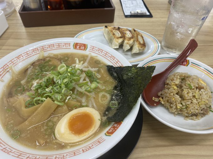王将セットー
「ハンチョウ」のこのコショウを麺にトントン食い、味のパンチ直に来てうまい…! 