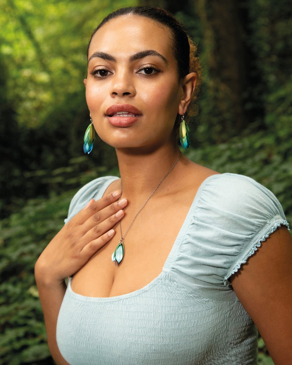 Ti2_Titanium's tweet image. Our Wolf of the Woods Drop Earrings and Pendant are the perfect way to add some natural elegance to your summer style. 🌿 Handcrafted and designed in the U.K., these earrings feature a beautiful hop design and are offered in 3 different colours. 

ti2titanium.com/woodland-colle…