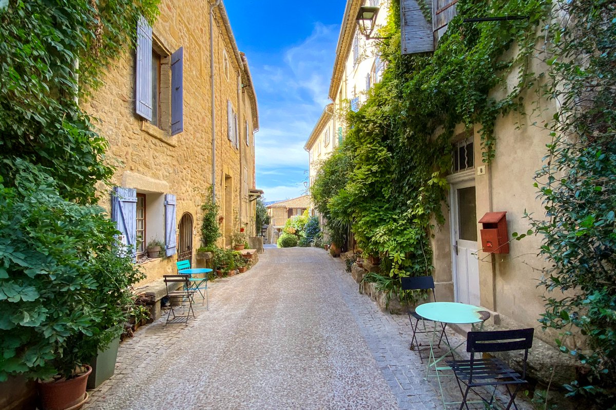 French_Moments's tweet photo. Follow my guided walk in the street of LAURIS, a stunning little-known hilltop village in Provence 🎦 https://t.co/bnYZaIKDC7
.
.
#Lauris #vaucluse #Provenceguide #Provence #destinationluberon #provencealpescotedazur #EnFranceAussi #MagnifiqueFrance #ExploreFrance #frenchmoments https://t.co/8fIf2iEv23