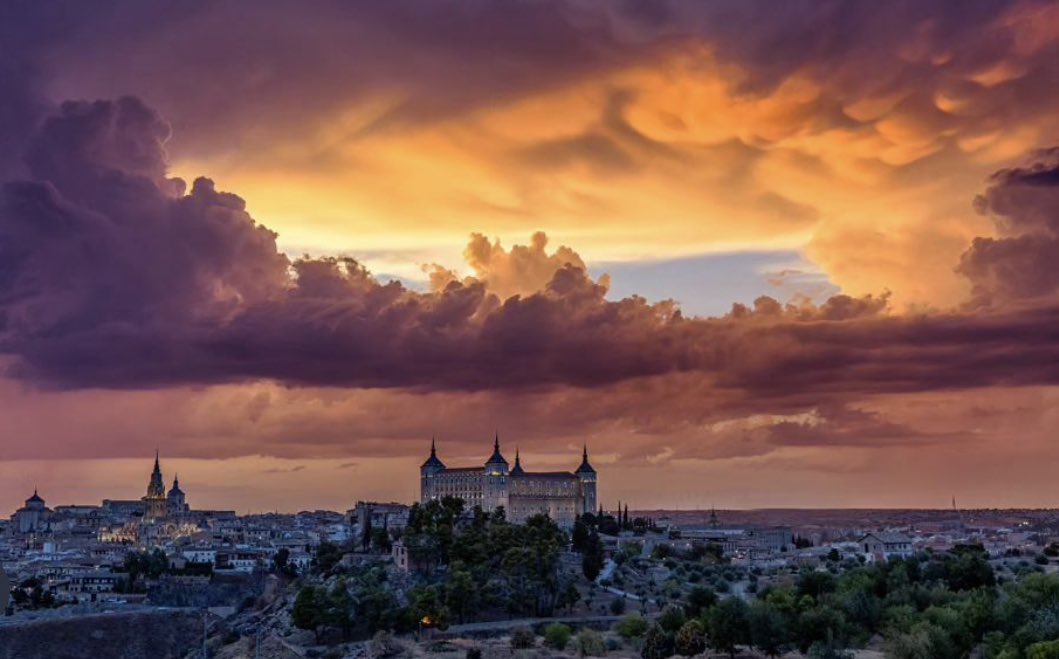 Con permiso, os dejo el espectáculo de colores ayer tarde sobre el cielo de Toledo. 🧡🤎♥️ Buenos días!