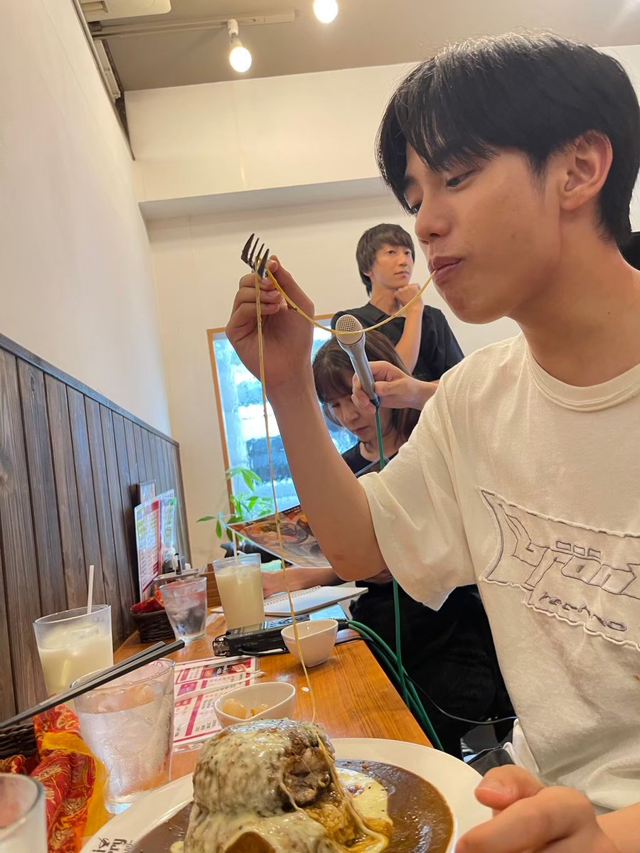 mayumi_obc's tweet photo. 真弓さん、もう少し前で食べてくださいっ
後ろにいるのは影山さんとRayのカメラマンさんです♪👀
#オシャタケ https://t.co/aGM8ixB6fO