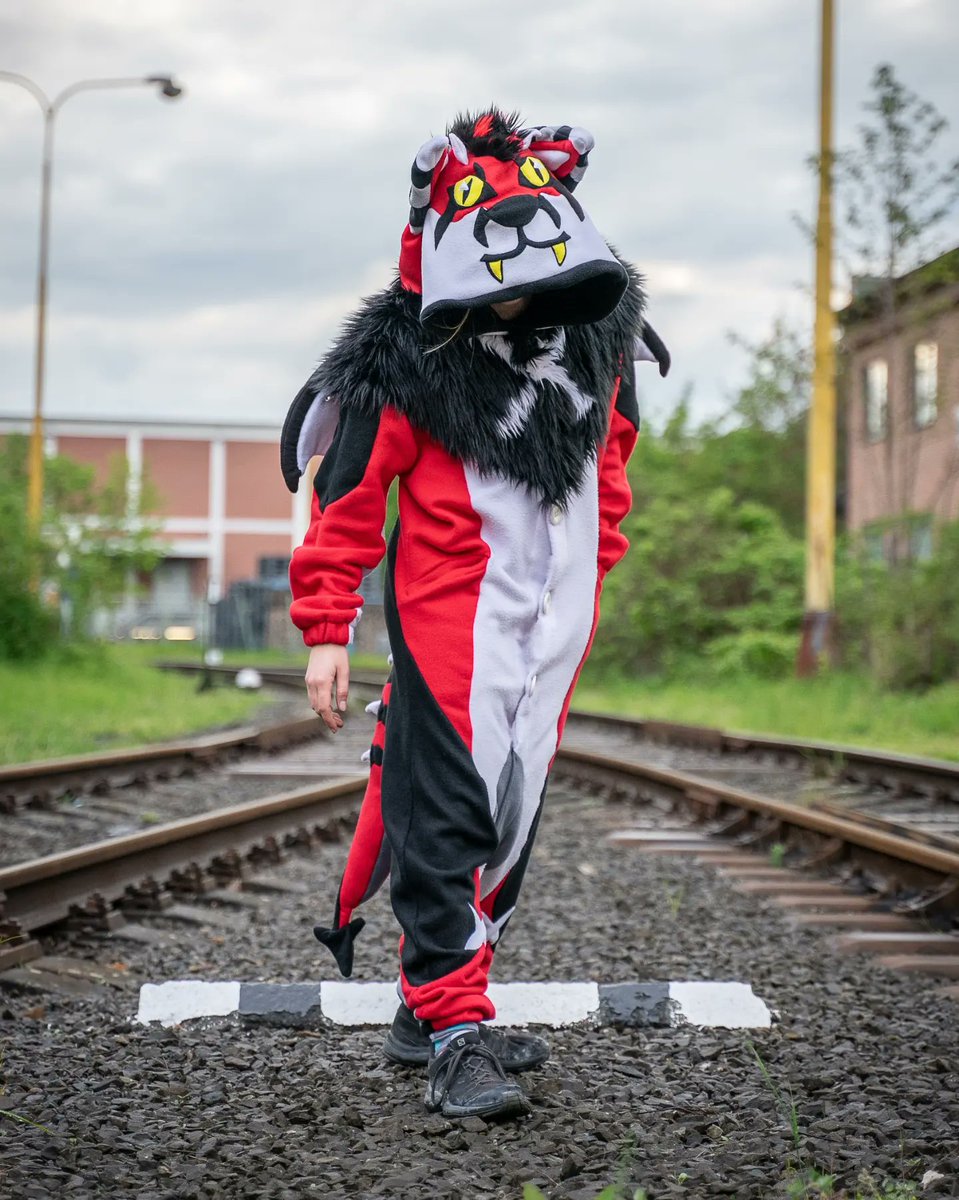 foxart_fursuits's tweet photo. New kigu for Aryun has been completed!
This is my first experience with drox 🖤❤️🤍
📸: @AtroxTheFox
Tags: #kigu #kigurumi #furry #furrys #fursuitmaker #fursona #furryartist #fursuitfriday #furries #furryfandom #fursuitwip #art #artist #drox #wip #foxartfursuits #foxartfamily https://t.co/DyUzPu4aKn