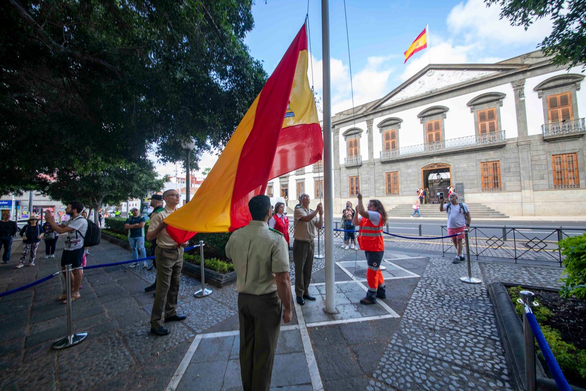 ¡Buenos días! El izado de la  Bandera 🇪🇸 es un acto que rinde tributo a los valores compartidos por toda la Nación y como muestra de ese compromiso el próximo 📅día 13 celebramos nuestro habitual izado de Bandera🇪🇸 mensual en la plaza Weyler #Tenerife ¡Ven y participa!
<a href="/MCANA_ET/">Mando de Canarias</a>