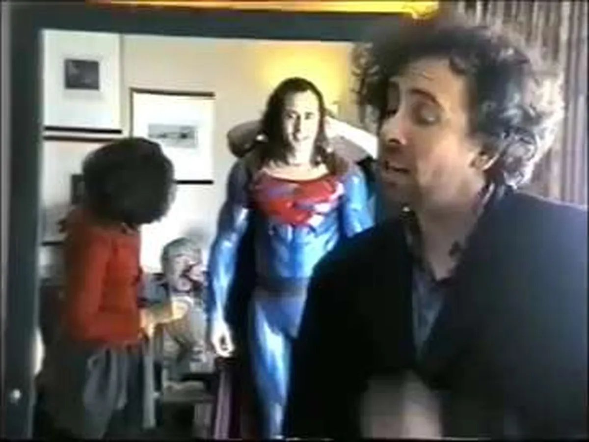 Roybattyforever's tweet photo. Tim Burton siempre ha sido un visionario de la oscuridad, un creativo gótico con un universo único cuya imaginería visual ha influenciado a cientos de cineastas a lo largo de los años.

Con motivo del estreno de "Beetlejuice Beetlejuice", os traigo un hilo sobre su vida y obra👇