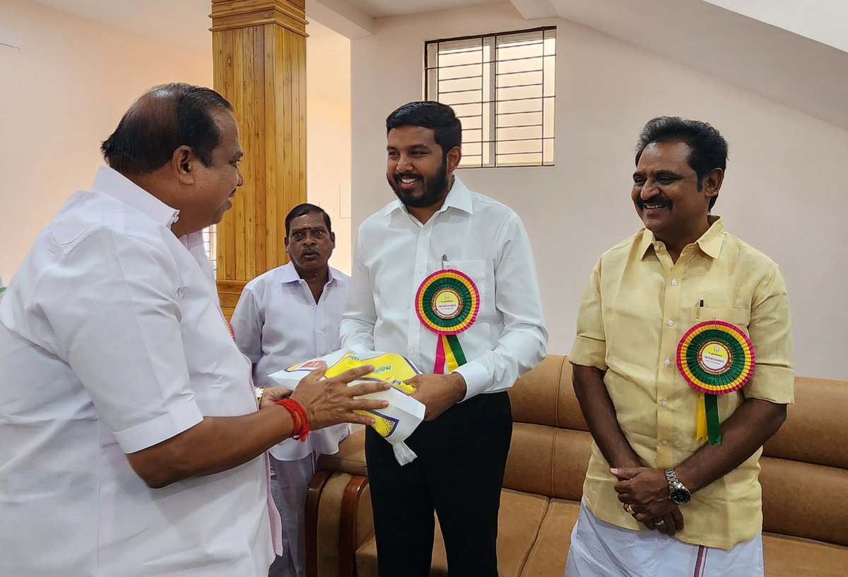 aloor_ShaNavas's tweet photo. தமிழ்நாடு சட்டமன்றப் பேரவை பொதுக் கணக்கு குழுவின் ஆய்வுக்காக திருவண்ணாமலை மாவட்டத்திற்கு சென்ற போது, போளூர் சட்டமன்ற உறுப்பினரும் முன்னாள் அமைச்சருமான மாண்புமிகு அக்ரி S.S.கிருஷ்ணமூர்த்தி அவர்கள் வரவேற்பு அளித்தார்.
#AloorShanavas #NagapattinamMLA #VCK #TNAssembly #PACCommittee. https://t.co/NhBEEy6GH3