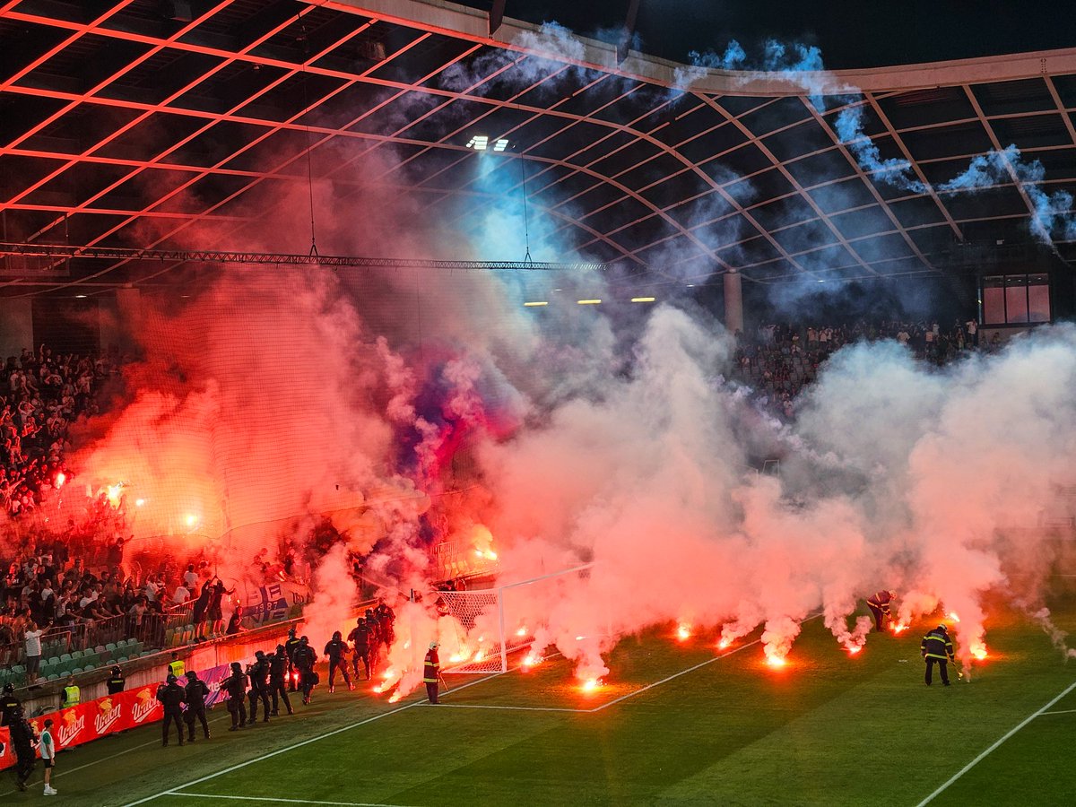 JakobJarc's tweet photo. Olimpija Ljubljana-Rijeka  5:0
Conference League playoff 🇸🇮
Attendance: 12.600

What a night in Ljubljana! Slovenia hasn't seen such a football and ultras spectacle in years. Olimpija's great victory was overshadowed by a half-hour interruption, caused by Armada Rijeka. https://t.co/KwRYaUULFF