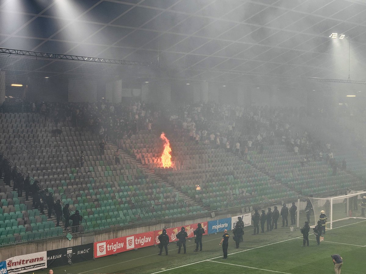 JakobJarc's tweet photo. Olimpija Ljubljana-Rijeka  5:0
Conference League playoff 🇸🇮
Attendance: 12.600

What a night in Ljubljana! Slovenia hasn't seen such a football and ultras spectacle in years. Olimpija's great victory was overshadowed by a half-hour interruption, caused by Armada Rijeka. https://t.co/KwRYaUULFF