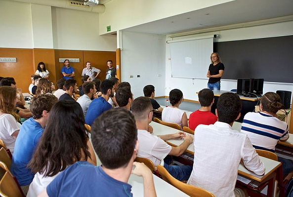 🎓🙂#UA El 9 de setembre s'inicien les classes  per als estudis de grau. ACTES DE BENVINGUDA per a  estudiants de nou ingrés. Fac. Econòmiques 6/9, Fac. Ciències 4/9, Salut  6/9, Fac. Dret 9/9, Fac. Educació 6/9, Fac. Lletres 5 i 6/9, EPS 5/9 s.ua.es/va/kVf