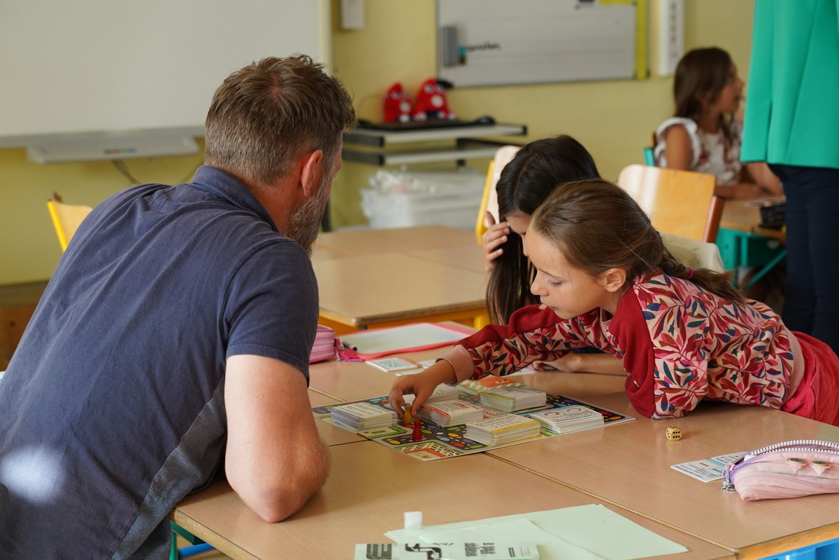 acpoitiers's tweet photo. Les stages de réussite réunissent durant les vacances scolaires les élèves qui souhaitent consolider leurs apprentissages fondamentaux
A l'école Les Groseillers #ChasseneuilDuPoitou la rectrice @BndicteRobert rencontre des élèves de CE1/CE2 et les enseignants qui les accompagnent https://t.co/FGQbCV5xvi