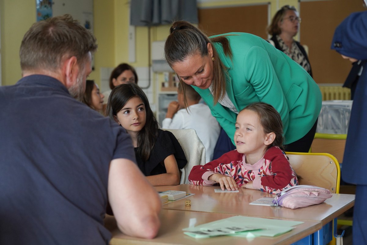 acpoitiers's tweet photo. Les stages de réussite réunissent durant les vacances scolaires les élèves qui souhaitent consolider leurs apprentissages fondamentaux
A l'école Les Groseillers #ChasseneuilDuPoitou la rectrice @BndicteRobert rencontre des élèves de CE1/CE2 et les enseignants qui les accompagnent https://t.co/FGQbCV5xvi