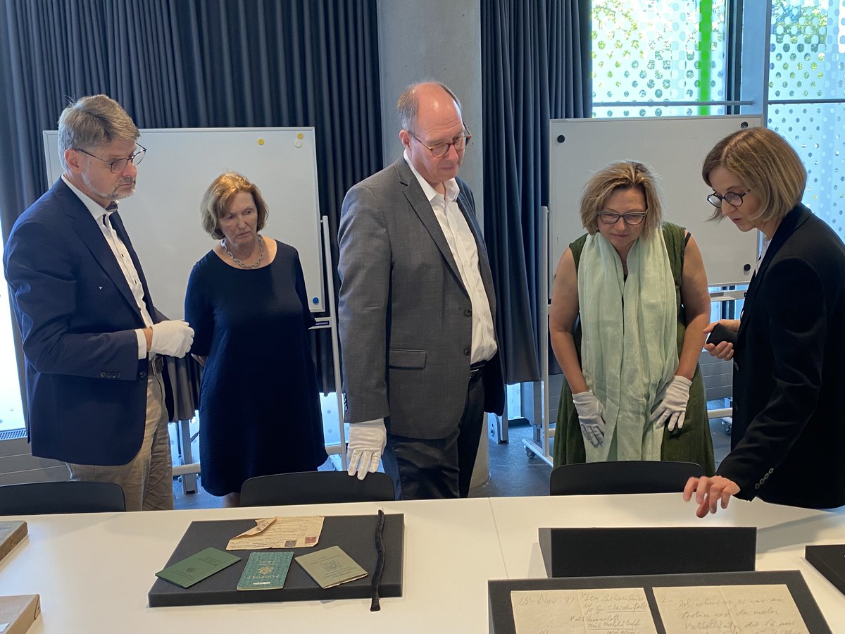 Deutsche Nationalbibliothek (@dnb_aktuelles) on Twitter photo Prof. Helge Braun, Vors. des Haushaltsausschusses des Bundestags, und Bettina M. Wiesmann, MdB, haben uns besucht. <a href="/HBraun/">Helge Braun</a> und <a href="/bmwiesmann/">Bettina M. Wiesmann</a> haben sich über unsere Arbeit informiert und sich auch für die Sammlung des #Exilarchivs viel Zeit genommen. Herzlichen Dank für den Besuch! Prof. Helge Braun, Vors. des Haushaltsausschusses des Bundestags, und Bettina M. Wiesmann, MdB, haben uns besucht. <a href="/HBraun/">Helge Braun</a> und <a href="/bmwiesmann/">Bettina M. Wiesmann</a> haben sich über unsere Arbeit informiert und sich auch für die Sammlung des #Exilarchivs viel Zeit genommen. Herzlichen Dank für den Besuch!