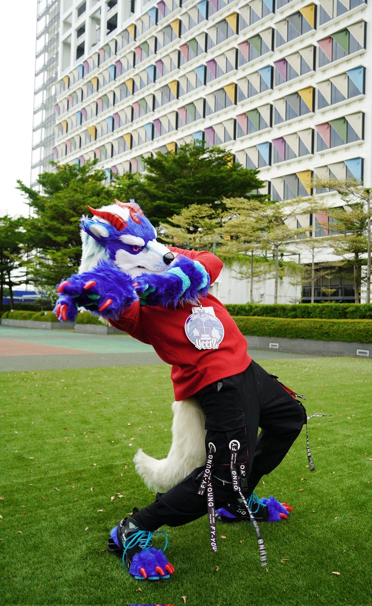 Grieverez's tweet photo. Yare Yare Daze~
You'd never see it coming!
🧵: @SHAN_JUN_
📷: @Gyrowoof
#山君工坊 #Veerz #furry #fursuit #pawsshoes #first #fursuitfriday https://t.co/4CCoTGo9B6