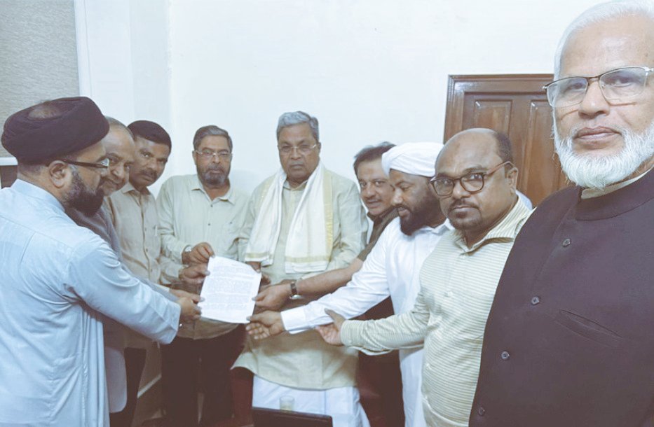 KAR_Muslimunity's tweet photo. ಮಾನ್ಯ ಸಿಎಂ ಶ್ರೀ @siddaramaiah ಅವರನ್ನು ಭೇಟಿಯಾದ ಸನ್ಮಾನ್ಯ @BZZameerAhmedK ಅವರ ನೇತೃತ್ವದ ನಿಯೋಗಕ್ಕೆ ಹೃತ್ಪೂರ್ವಕ ಅಭಿನಂದನೆಗಳು. ಕೇಂದ್ರ ಸರ್ಕಾರದ ಉದ್ದೇಶಿತ ವಖ್ಫ್ ತಿದ್ದುಪಡಿ ಕಾಯ್ದೆ ವಿರೋಧಿಸಿ ರಾಜ್ಯ ವಖ್ಫ್ ಬೋರ್ಡ್ ಆಡಳಿತ ಮಂಡಳಿಯು ಕೈಗೊಂಡ ಸರಿಯಾದ ನಿರ್ಣಯಕ್ಕೆ ಸಹ ಕಾರ್ಯಸಾಧ್ಯವಾಗಲಿ ಎಂದು ಹಾರೈಸುತ್ತೇವೆ. 
#KMU https://t.co/LKywKMMYc7