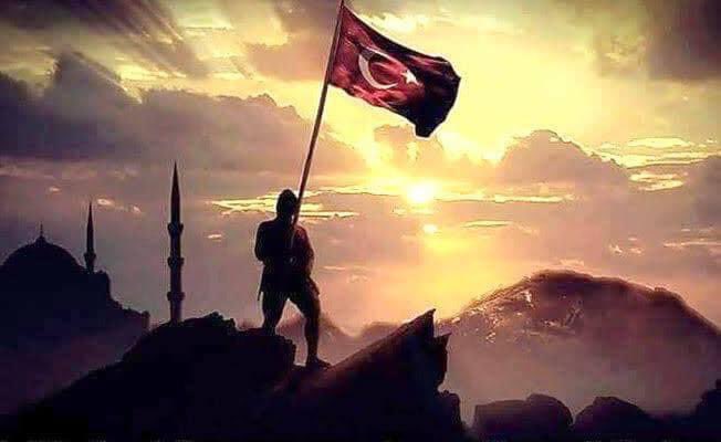 mkulunk's tweet photo. Güne Merhaba 
📌Herkes bilsin ki; taksim edilecek vatanımız, ayıracak insanımız, peşkeş çekilecek değerimiz, çizilecek sınırımız ve parçalanacak devletimiz asla yoktur ve olmayacaktır. Bunun için ihtiyacımız olan tek şey kardeşliğimize sahip çıkmaktır...

🇹🇷30 Ağustos Zafer Bayramı'mız kutlu olsun. 1071'de Malazgirt'te  açılan Anadolu kapısının 1922'de emperyalist güçlerce Dumlupınar'da kapatılma girişiminin yerle yeksan edildiği kutlu bir gündeyiz.

🇹🇷Anadolu'ya girmek kolay, Anadolu'da kalmak zordur. Bu topraklarda bin yıldır bizi ayakta tutan şey, devletin ve milletin bağımsızlığa olan sarsılmaz inancı ve iman dolu göğsüdür. 

🇹🇷30 Ağustos 1922, emperyalist güçlerin Malazgirt'in intikamı için geldikleri Anadolu'dan, geldikleri gibi gittikleri Büyük Taarruz'un zafere dönüştüğü milli mücadele ruhunun adıdır. 

🇹🇷Yeni bin yılın şafağında bizi tekrar bozkırlara sürme hevesleri ile bir araya gelen emperyalist akıl Dumlupınar'ı anlamak için bugün Akdeniz'e, Ege'ye bakmalı ve başını öne alıp bir kez daha düşünmelidir.

🇹🇷Bizi içeriye kapatmak, Türkiye üzerinden hesaplar yapmak isteyenler, geçmişin imkânsızlıkları içinde zaferler kazanan bu milletin ve devletin, bugünün sahip olunan imkânları ile neler yapabileceğini hayal edemezler.