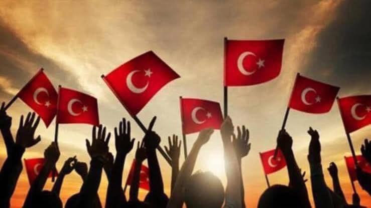 mkulunk's tweet photo. Güne Merhaba 
📌Herkes bilsin ki; taksim edilecek vatanımız, ayıracak insanımız, peşkeş çekilecek değerimiz, çizilecek sınırımız ve parçalanacak devletimiz asla yoktur ve olmayacaktır. Bunun için ihtiyacımız olan tek şey kardeşliğimize sahip çıkmaktır...

🇹🇷30 Ağustos Zafer Bayramı'mız kutlu olsun. 1071'de Malazgirt'te  açılan Anadolu kapısının 1922'de emperyalist güçlerce Dumlupınar'da kapatılma girişiminin yerle yeksan edildiği kutlu bir gündeyiz.

🇹🇷Anadolu'ya girmek kolay, Anadolu'da kalmak zordur. Bu topraklarda bin yıldır bizi ayakta tutan şey, devletin ve milletin bağımsızlığa olan sarsılmaz inancı ve iman dolu göğsüdür. 

🇹🇷30 Ağustos 1922, emperyalist güçlerin Malazgirt'in intikamı için geldikleri Anadolu'dan, geldikleri gibi gittikleri Büyük Taarruz'un zafere dönüştüğü milli mücadele ruhunun adıdır. 

🇹🇷Yeni bin yılın şafağında bizi tekrar bozkırlara sürme hevesleri ile bir araya gelen emperyalist akıl Dumlupınar'ı anlamak için bugün Akdeniz'e, Ege'ye bakmalı ve başını öne alıp bir kez daha düşünmelidir.

🇹🇷Bizi içeriye kapatmak, Türkiye üzerinden hesaplar yapmak isteyenler, geçmişin imkânsızlıkları içinde zaferler kazanan bu milletin ve devletin, bugünün sahip olunan imkânları ile neler yapabileceğini hayal edemezler.