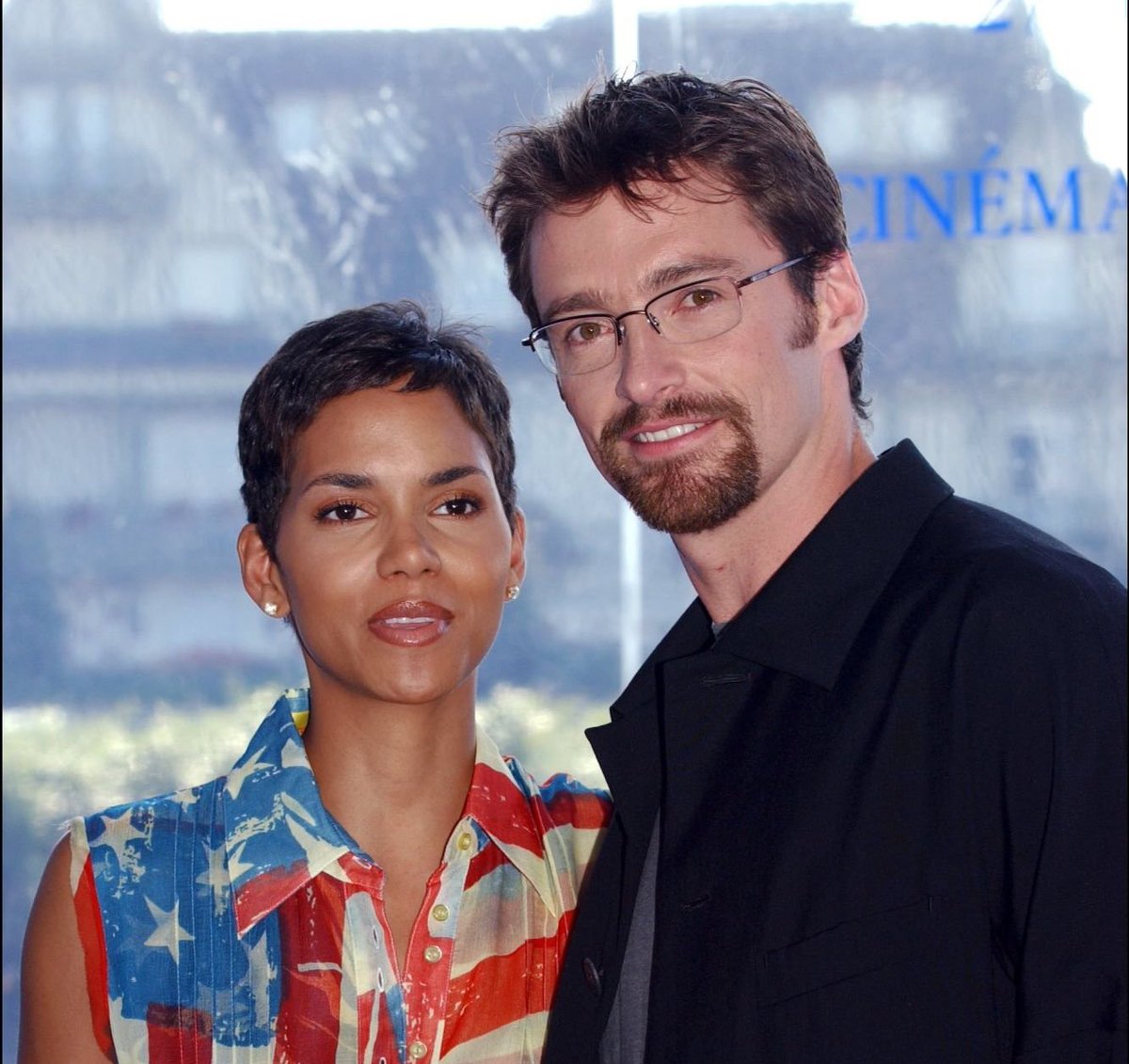 JackmansLanding's tweet image. Have a great Friday! 😃 On this day in 2001 Halle Berry and Hugh were in France to promote “Swordfish” at the American film festival. 📸: David Lefranc #HughJackman #HalleBerry #Swordfish #FBF #Flashback #FlashbackFriday