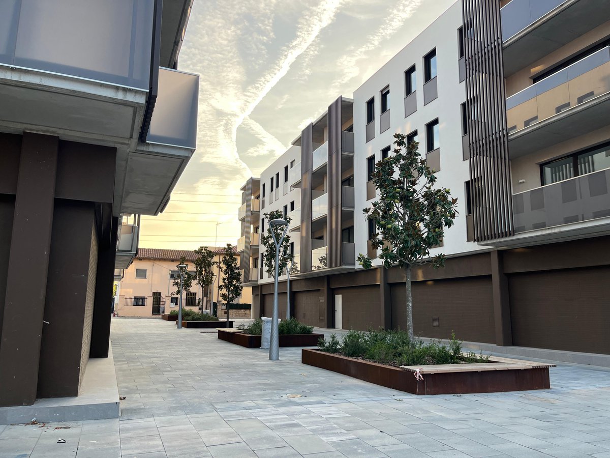 🆕 [VIA PÚBLICA]

🚶‍♂️🚶‍♀️ El Passatge de la Serradora ja està obert. El nou vial uneix l'av. Mossèn Jacint Verdaguer amb la plaça de la Vila.

És un espai per a vianants que ofereix una nova zona de passeig i connexió entre dues vies del poble 🌳👟.

+INFO
staperpetua.cat/actualitat/not…